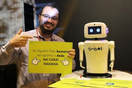Robô criado no Brasil aponta erros em programação e chama a atenção do funcionário